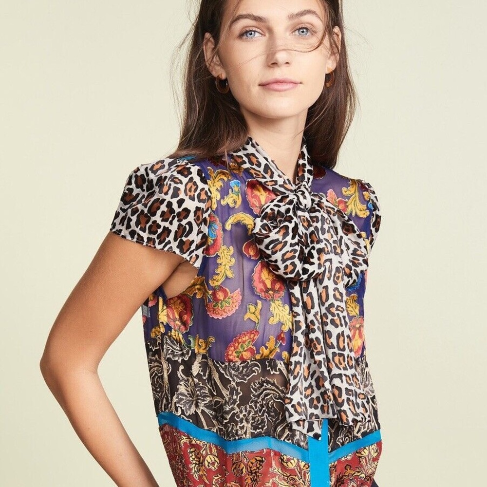 Alice + Olivia Jeannie Bow-collar Print Blouse - Picture 4 of 9